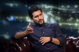 رفتارهای عجیب حامد بهداد در یک نشست خبری + عکس