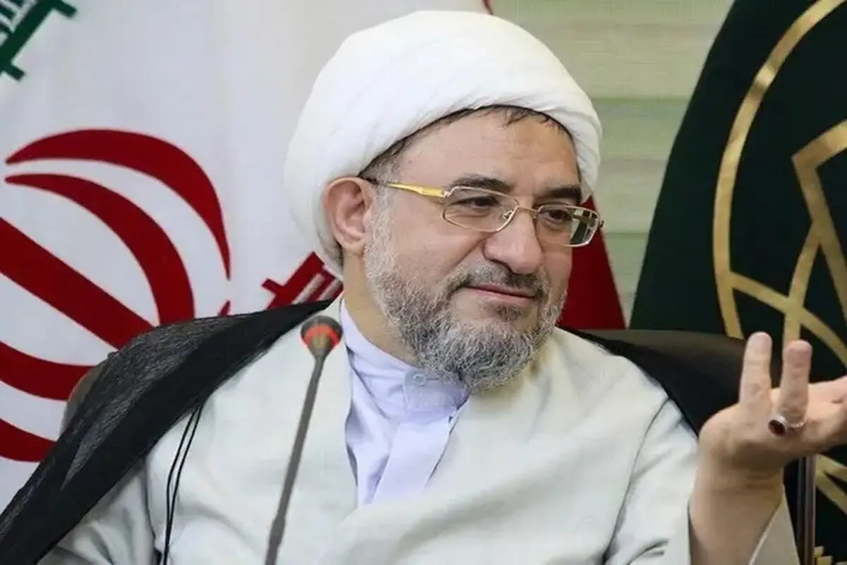  کسانی که گفته‌اند عکس گرفتن آن طلبه از آن خانم بی حجاب حرام است، ضعف فقهی دارند
