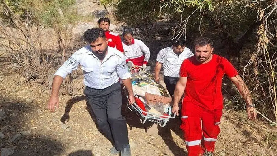 نجات مرد ۴۹ ساله الموتی پس از سقوط در دره

