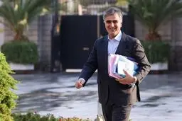 رئیس بانک مرکزی: دلار ۷۰ هزار تومانی را تثبیت می‌کنیم

