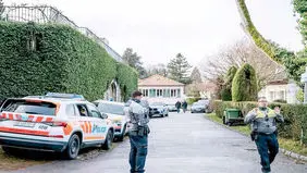 میان شمشیر و شاخه زیتون