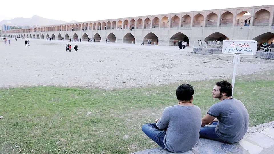 زاینده‌رود در سکوت جان می‌دهد