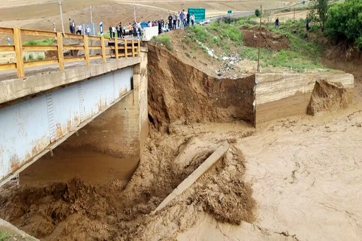 سیل راه ‌۴۰ روستای پلدختر را قطع کرد/ ویدیو