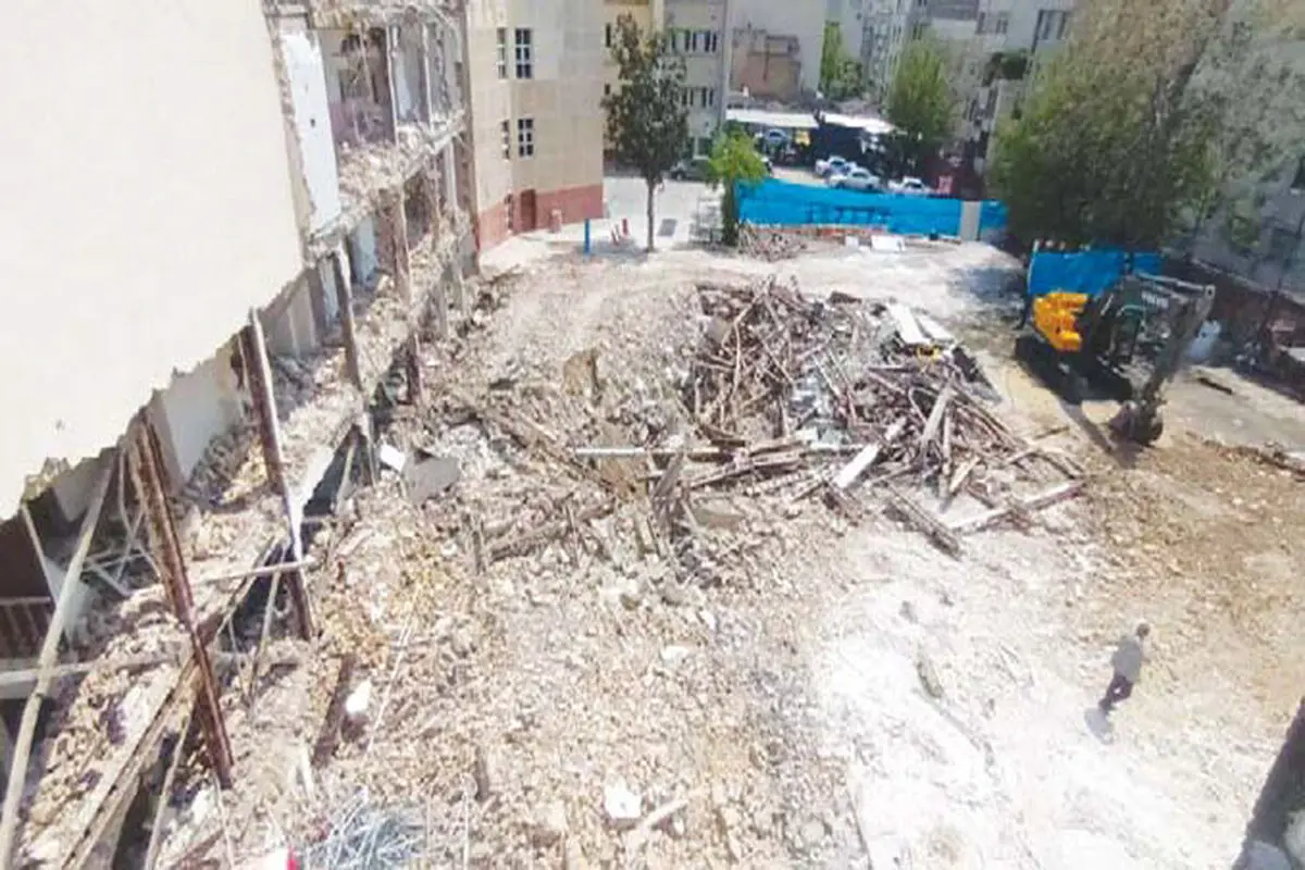 اگر با موضوع توسعه تماشاخانه به هر دلیل همراهی نمی‌کنید، جان سنگلج را به خطر نیندازید