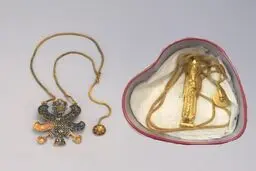 آثار زرین هخامنشی به مبلغی بیش از یک میلیون دلار بین قاچاقچیان در دبی معامله شد
