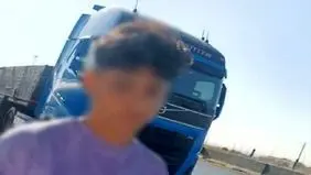 کامیون بار قیر با راننده ۱۴ ساله متوقف شد