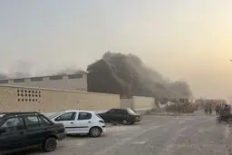 مهار آتش‌سوزی گسترده در واحد تولید تابلوفرش آران‌وبیدگل پس از چهار ساعت عملیات نفس‌گیر