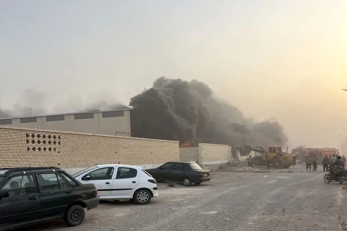 مهار آتش‌سوزی گسترده در واحد تولید تابلوفرش آران‌وبیدگل پس از چهار ساعت عملیات نفس‌گیر