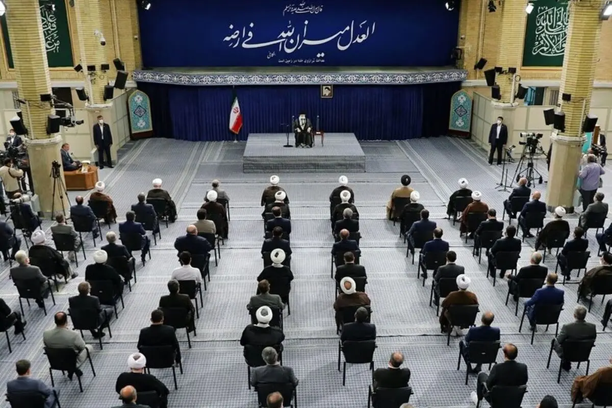 قائد الثورة: العدو عقد الآمال على نقاط الضعف‌ الا انه عاد خائبا على الدوام