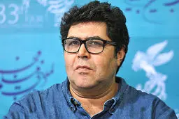 عکس یادگاری فرهاد اصلانی با دو نوازنده خیابانی 