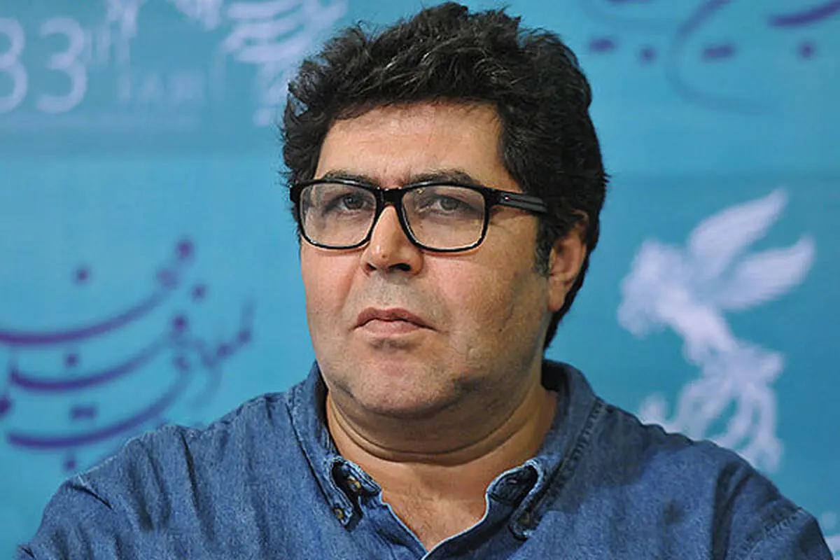 عکس یادگاری فرهاد اصلانی با دو نوازنده خیابانی 