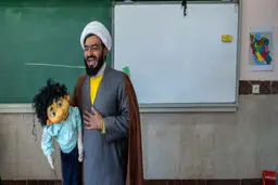 این روحانی ساکن قم عروسک‌گردانی می‌کند! + عکس