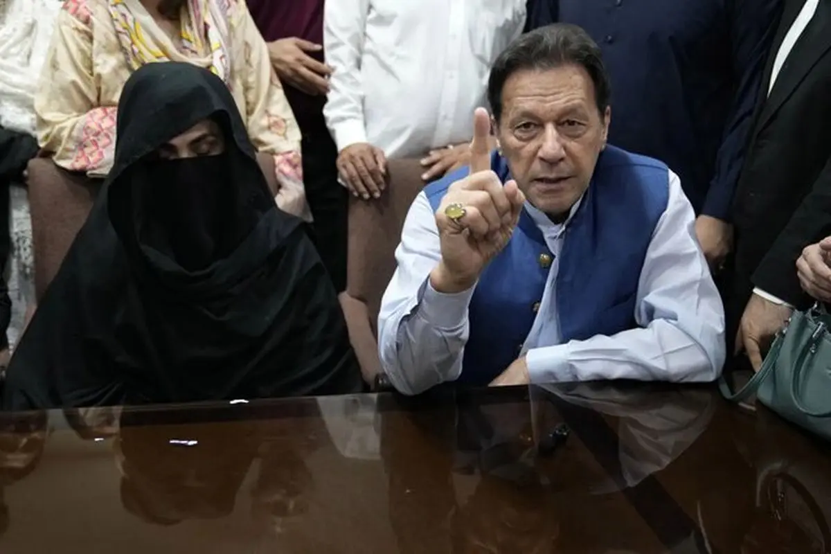 عمران خان و همسرش به ۱۷ سال زندان محکوم شدند