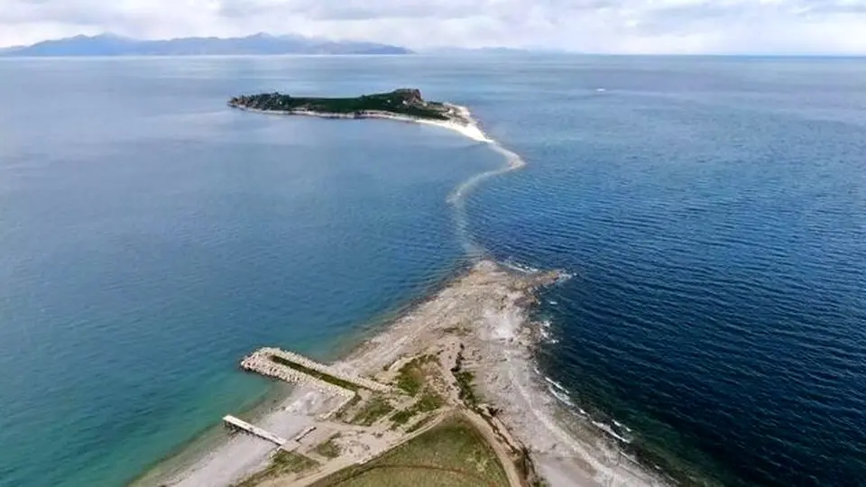 جادهای باستانی پس از کاهش سطح آب «دریاچه وان» آشکار شد