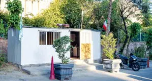 فقط یک کیوسک در کوچه‌های همچنان تاریک