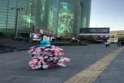 پوشش عجیب یک زن تهرانی با لباس تزئین شده به عروسک لبوبو + فیلم