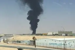 منابع یمنی: انبارهای شرکت سفاری در فرودگاه ریاض هدف حمله پهپادی قرار گرفت + عکس