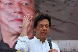 «عمران خان» در محفظه آهنین وارد دادگاه شد