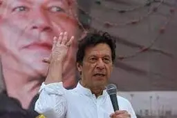 «عمران خان» در محفظه آهنین وارد دادگاه شد