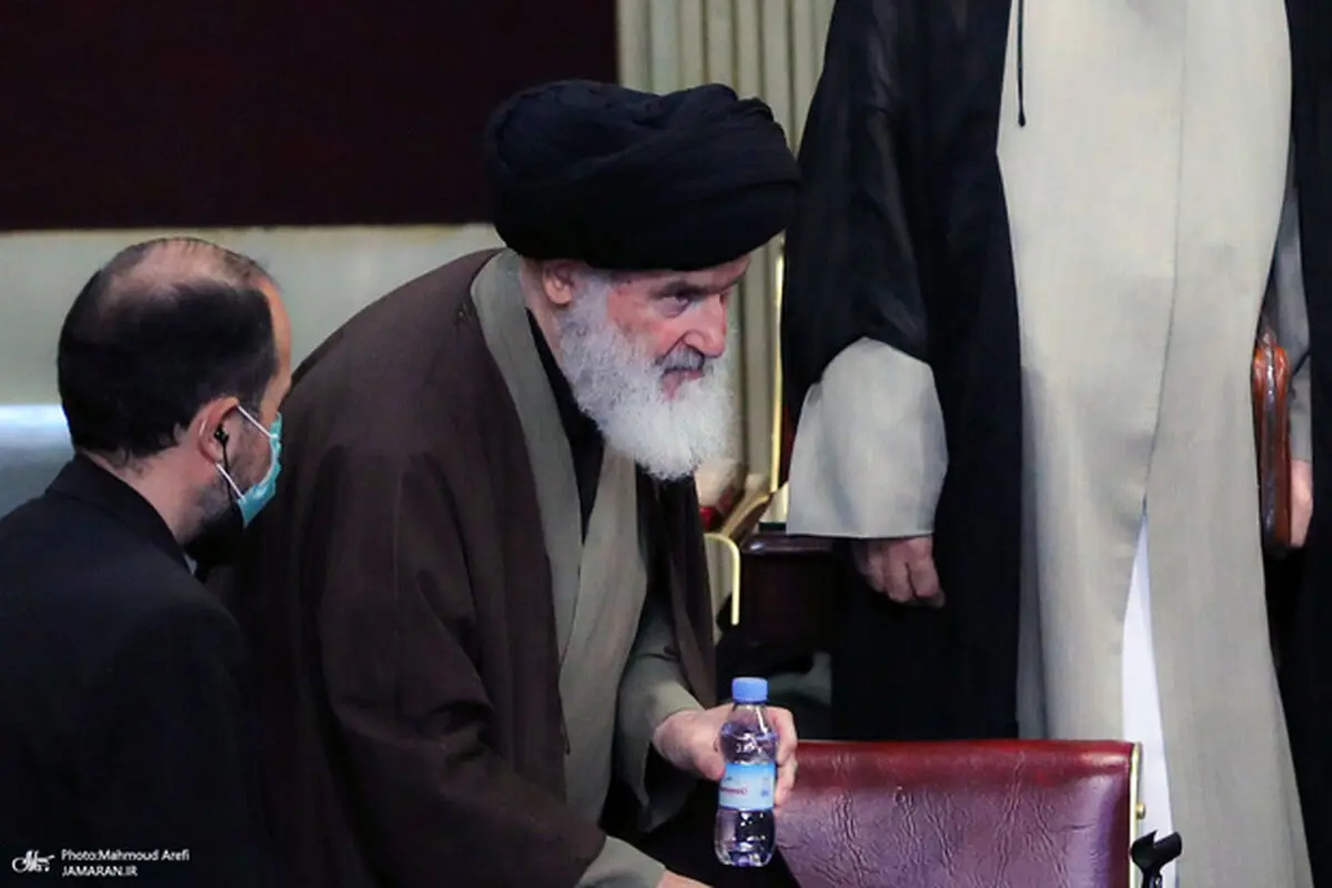 در کمیسیون‌های خبرگان در مورد قائم مقام رهبری دارند کار می‌کنند؛ از گزینه‌ها هیچ‌کسی با خبر نیست