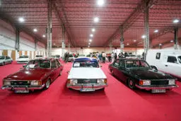 تصاویر تماشایی از نمایشگاه خودروهای کلاسیک در همدان