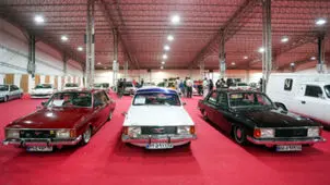 تصاویر تماشایی از نمایشگاه خودروهای کلاسیک در همدان