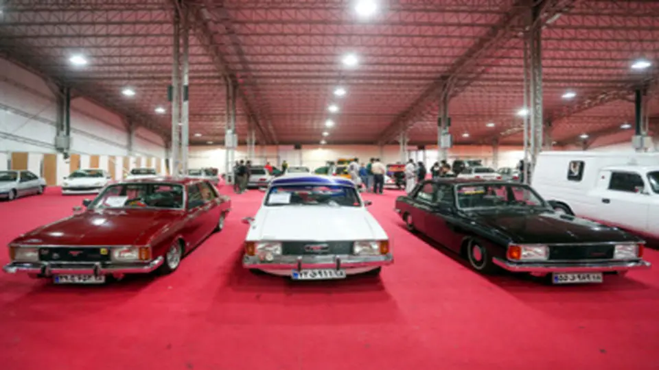 تصاویر تماشایی از نمایشگاه خودروهای کلاسیک در همدان