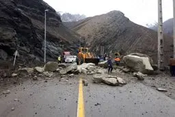سقوط سنگ در جاده کندوان حادثه‌ساز شد