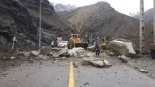سقوط سنگ در جاده کندوان حادثه‌ساز شد
