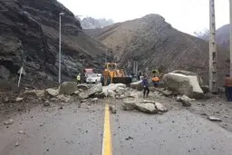 سقوط سنگ در جاده کندوان حادثه‌ساز شد