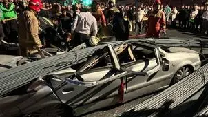 تصویر تکان دهنده از واژگونی کامیون حاوی میلگرد در تهران