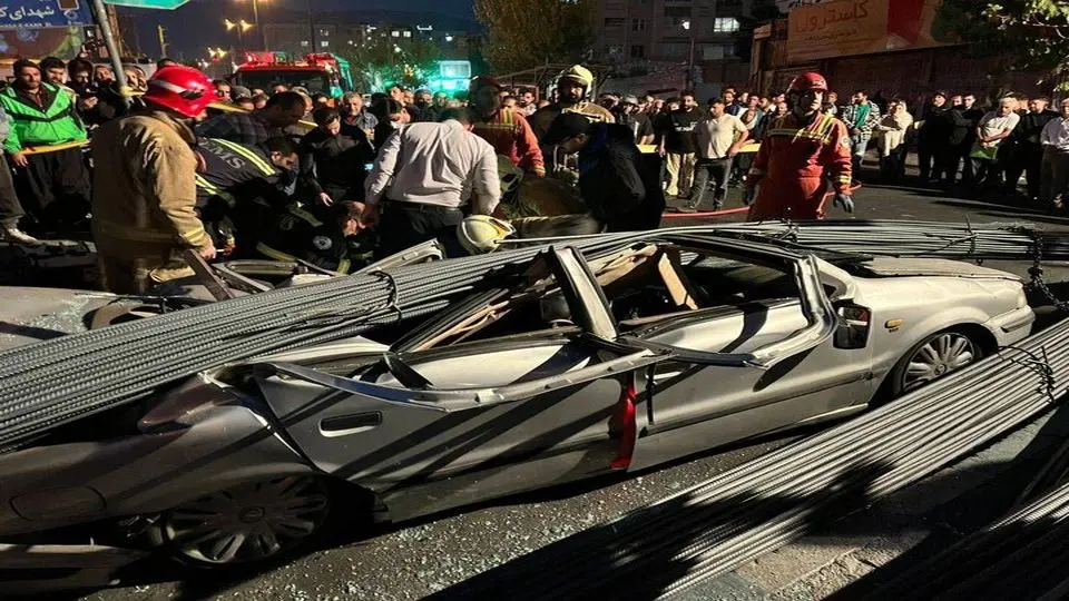 تصویر تکان دهنده از واژگونی کامیون حاوی میلگرد در تهران