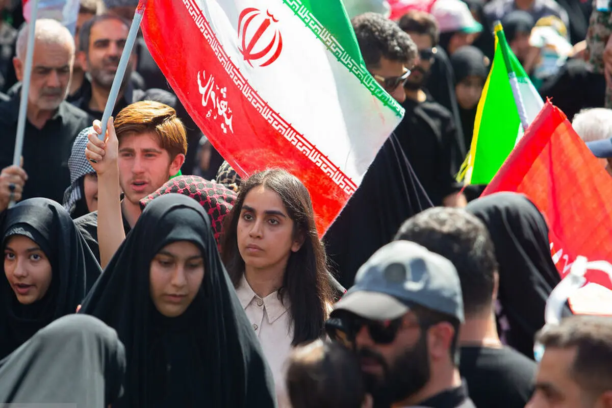 تصاویری که ایسنا از پوشش متفاوت زنان در مراسم تشییع رهبر شهید در تهران منتشر شکرد