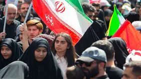 تصاویری که ایسنا از پوشش متفاوت زنان در مراسم تشییع رهبر شهید در تهران منتشر شکرد