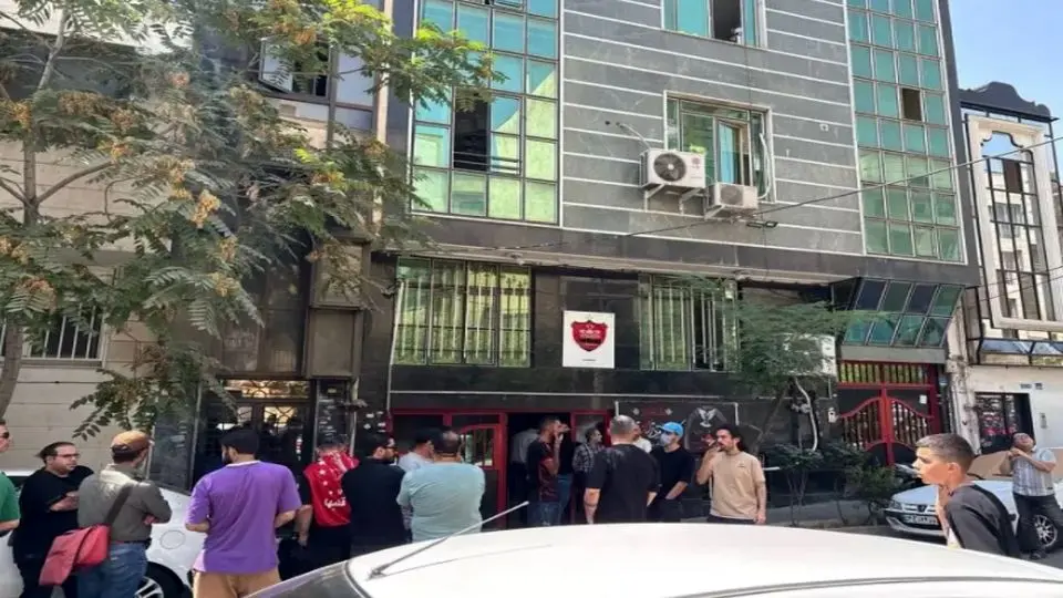 هواداران پرسپولیس در اعتراض نقل وانتقالات تجمع کردند