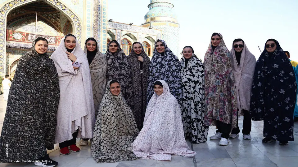 تصاویر جالب از زنان والیبالیست ایران در حرم امامزاده صالح