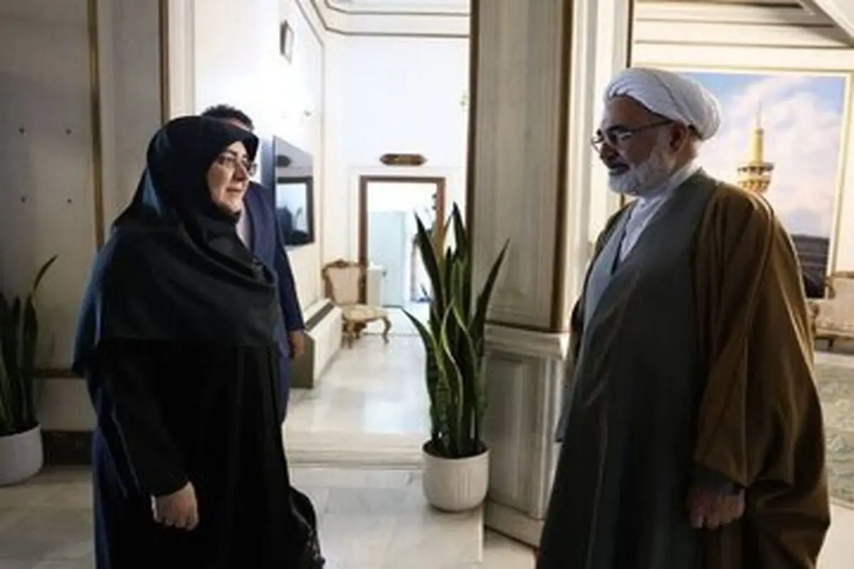 فاطمه مهاجرانی در خانه مادر شهید رئیسی
