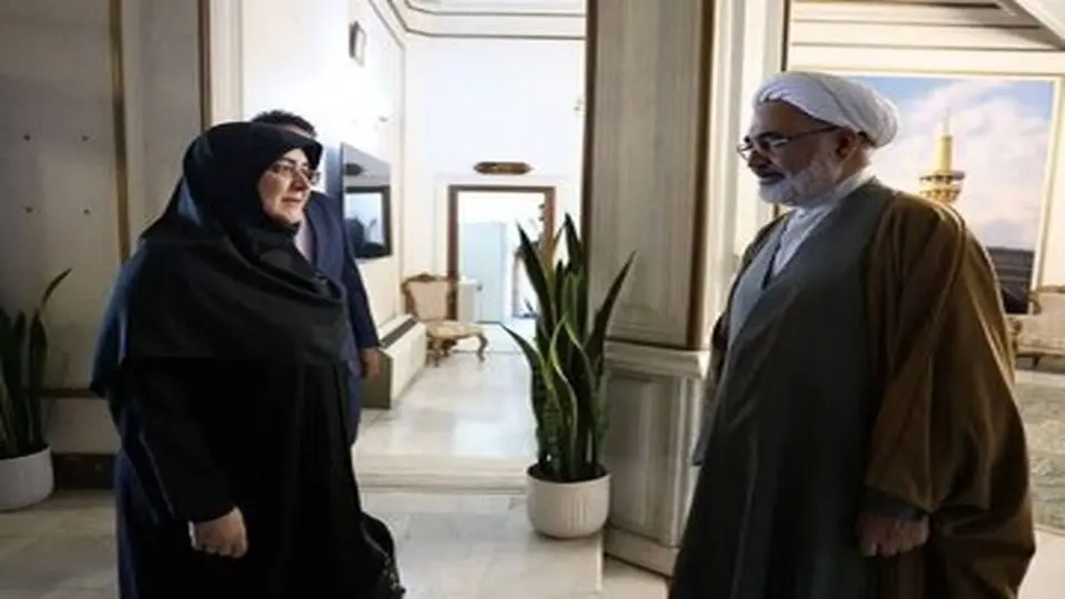 فاطمه مهاجرانی در خانه مادر شهید رئیسی