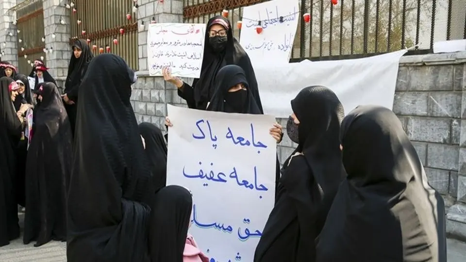 تجمع گروهی از افراد مقابل مجلس در انتقاد از وضعیت حجاب

