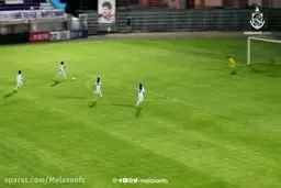 لقطة من مباراة کرة القدم النسائیة بین فریقي " ملوان انزلي" و"منتخب شهرکرد الوطني"