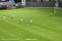 لقطة من مباراة کرة القدم النسائیة بین فریقي " ملوان انزلي" و"منتخب شهرکرد الوطني"