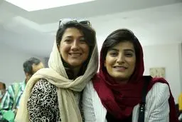 انتقاد عباس عبدی از طولانی شدن روند بازداشت الهه محمدی و نیلوفر حامدی

