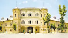 رفتار عجیب مدیریت و نزاع بر سر مقنعه
