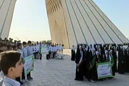 سرود‌خوانی نوجوانان قمی در میدان آزادی
