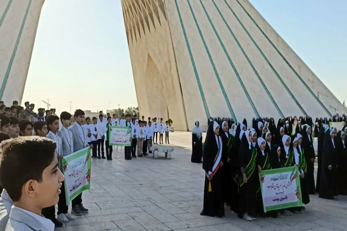 سرود‌خوانی نوجوانان قمی در میدان آزادی
