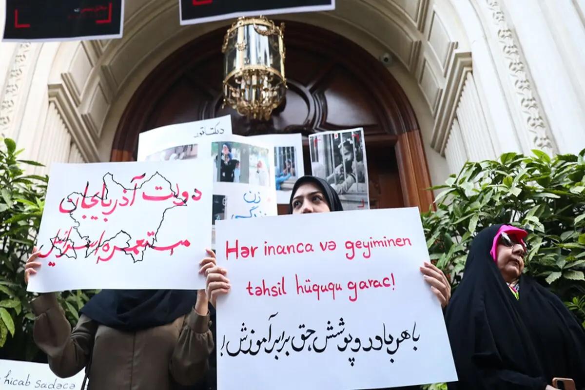 چند عکس از پلاکاردهای تجمع اعتراضی مقابل سفارت آذربایجان در تهران