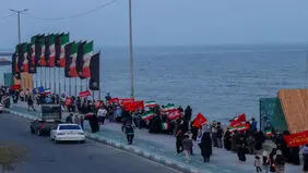 زنجیره انسانی مردم بندرعباس در ساحل خلیج‌فارس + عکس