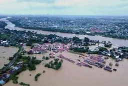 سیل در اندونزی جان ۱۵ نفر را گرفت

