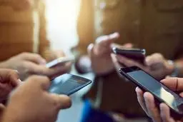 تفتیش دانش‌آموزان یک مدرسه دخترانه در تهران با تجهیزات الکترونیکی/ ممنوعیت همراه داشتن موبایل نیاز به چنین برخوردی دارد؟

