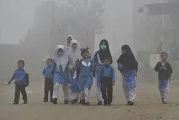 تعطیلی مدارس در آلوده‌ترین شهر جهان با شاخص ۶۱۱
